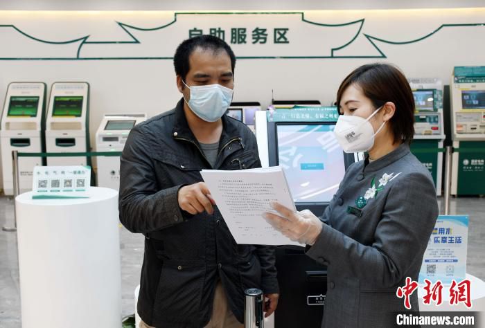 图为工作人员为用户办理业务。　国网福州供电公司 供图