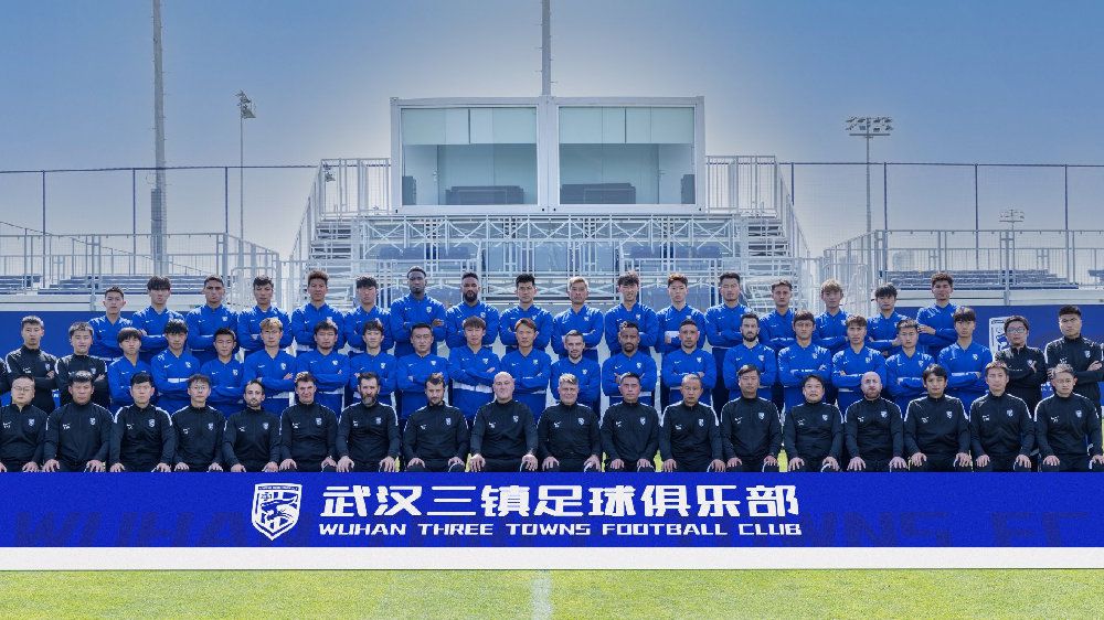 武汉三镇队新赛季全家福。图片来源：武汉三镇足球俱乐部。