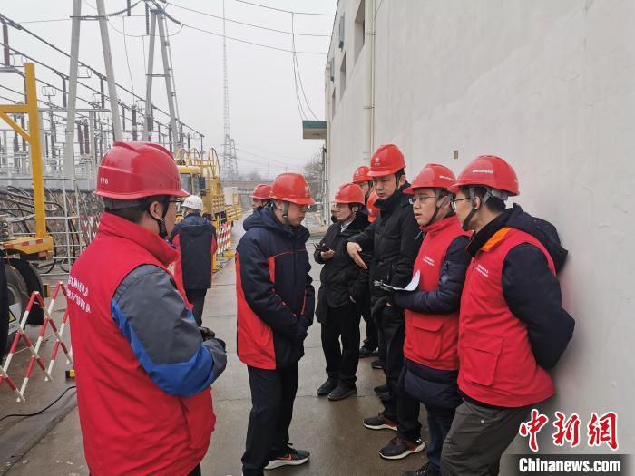 专业技术人员正在细化直流融冰方案。　芦竹茂 摄