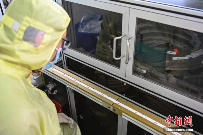 3月2日，广东省广州市，万孚生物工作人员查看供港新冠抗原检测试剂自动化生产线运作情况。 中新社记者 陈骥旻 摄 