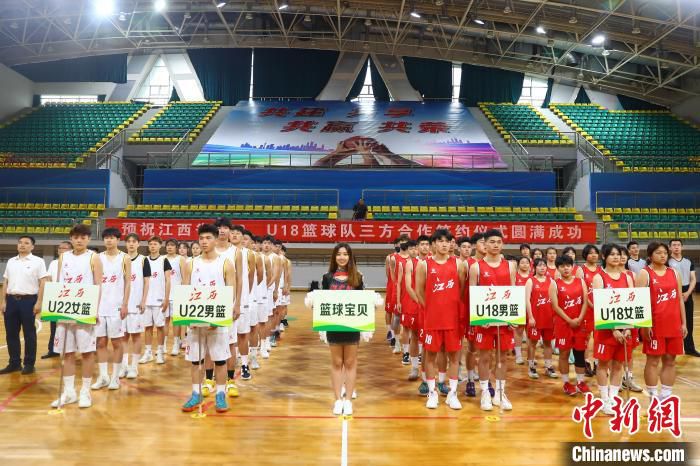 江西省体育局、南昌大学、南昌市政府组建的江西省U22男篮、U22女篮、U18男篮、U18女篮等队伍。　刘占昆 摄