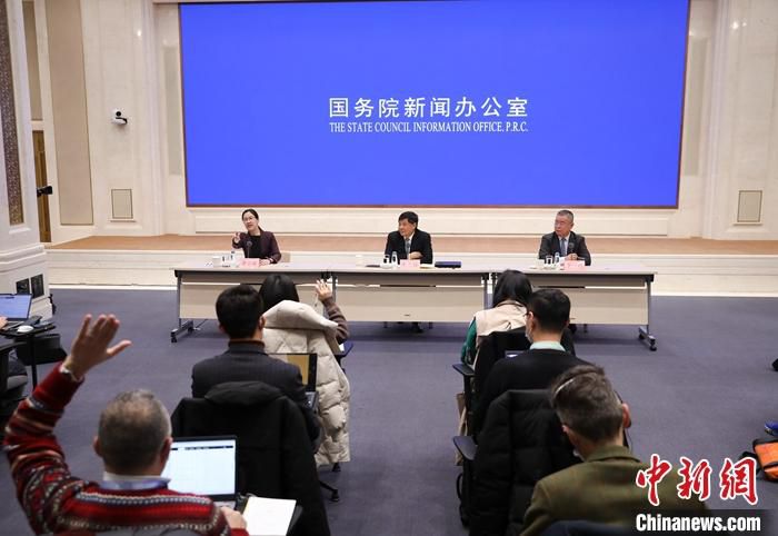 1月21日，中国国务院新闻办公室在北京举行当前经济形势吹风会，与会财经专家指出，中国稳增长有能力、有意愿、有空间，且能够有效应对外部风险。 中新社记者 赵隽 摄