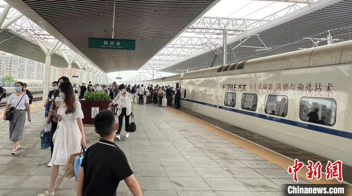 图为汉宜铁路沿线的荆州站 武一力 摄