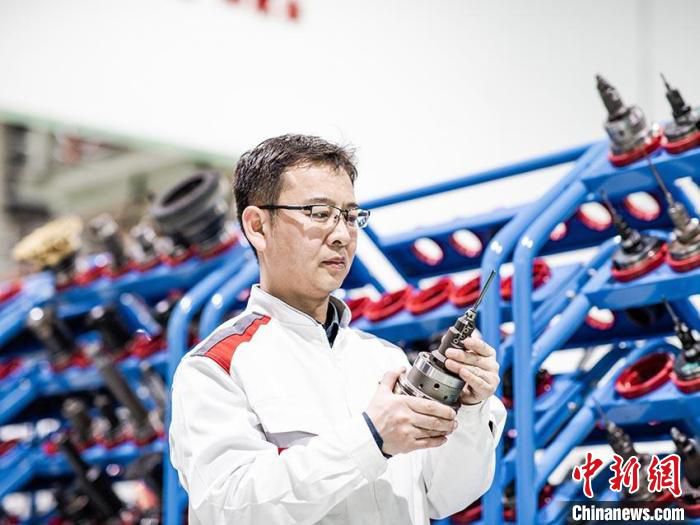 王智在挑选加工刀具。　受访者本人供图