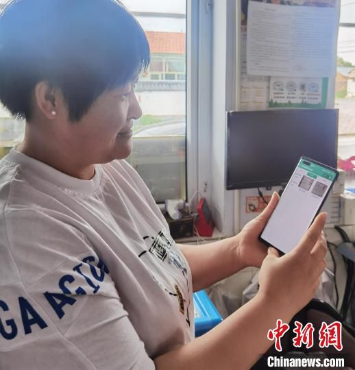 图为“数字乡村”建设已融入村民的生活。　李洋 摄