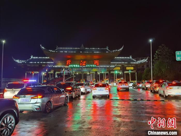 图为“五一”假期期间的黔江西收费站。　重庆高速公路路网管理有限公司供图