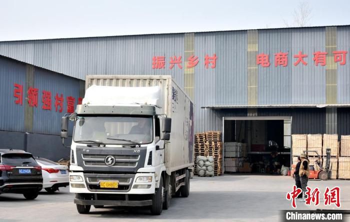 订单多的时候，一天走货车10多辆是常事。　朱志庚 摄