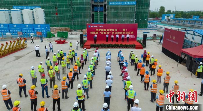 封顶仪式现场 任敏 摄