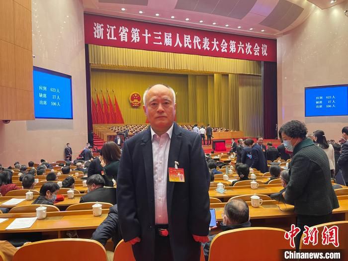 浙江省人大代表、宁波市中医院主任中医师卓立甬 闫振莲 摄
