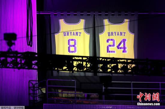 资料图：2020年2月24日，NBA巨星科比·布莱恩特与女儿吉安娜追思会于洛杉矶湖人主场斯台普斯中心举行。
