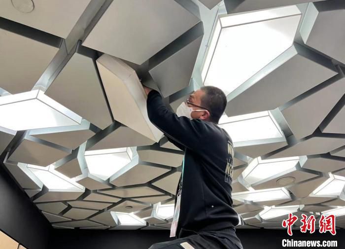 国家体育场开展景观照明系统、场馆扩声系统、观众服务设施系统、无障碍设施系统等37个翻新改造项目。　北京国资公司供图
