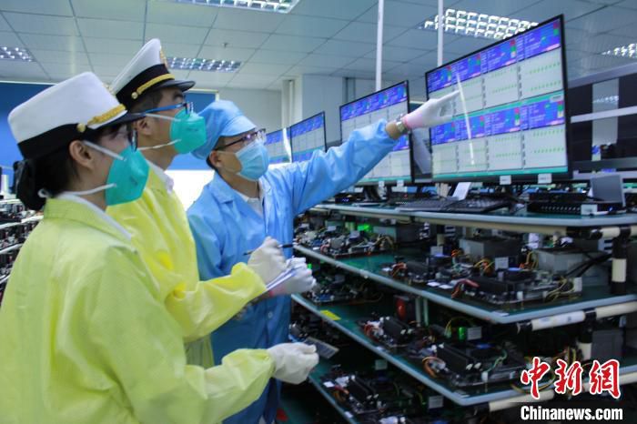 图为深圳海关关员在深圳坪山综合保税区内监管委托加工业务。　深圳海关 供图