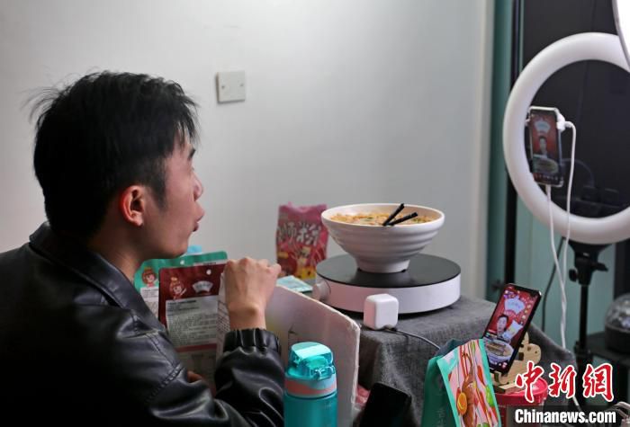 图为主播直播带货螺蛳粉。　蒙鸣明 摄