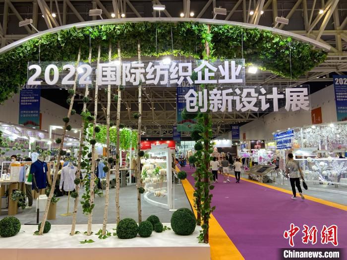 在柯桥举行的2022国际纺织企业创新设计展。　林波 摄