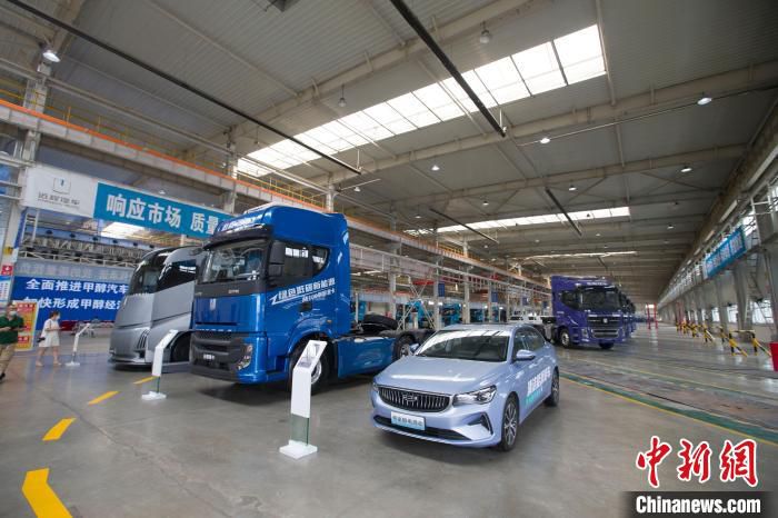 吉利晋中基地首台远程甲醇重卡和第4代帝豪醇电混动轿车同步下线。　张云 摄