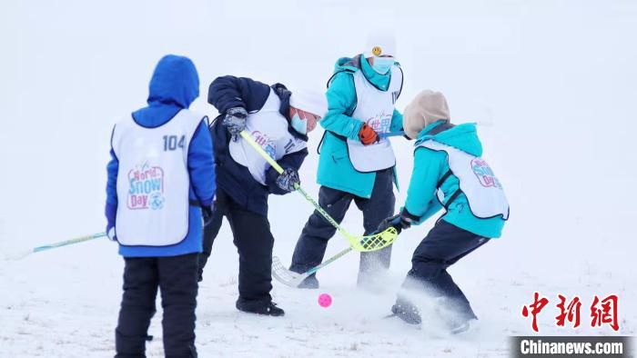 资料图：图为青少年在玩雪地冰球。　黑龙江省体育局提供