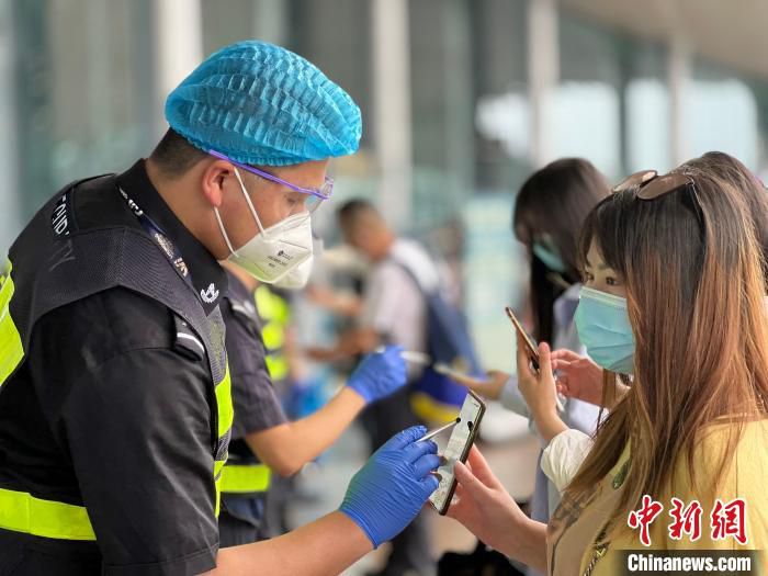 图为市民在接受防疫检查。　重庆江北国际机场供图
