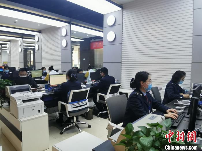 山西税务“减”流程、“加”服务，赋能市场主体，激活经济“血脉”。　高瑞峰 摄