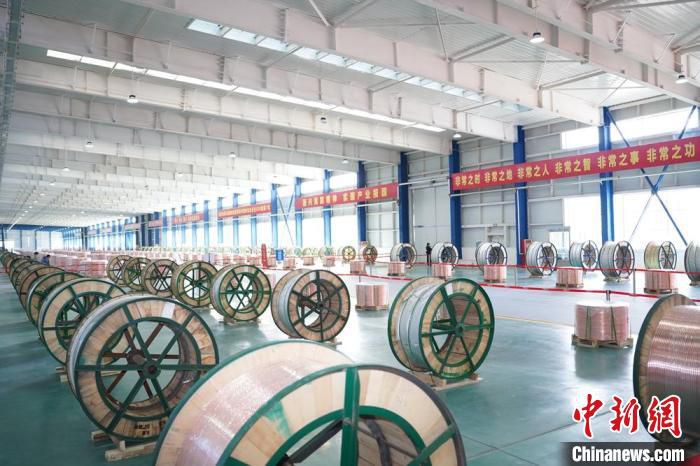 25万吨低氧光亮铜杆连铸连轧生产线4月1日在乌鲁木齐经济技术开发区(头屯河区)建成投产。　陶拴科 摄