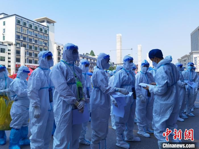 中建三局志愿者在白云区疫情封控区支援疫情防控工作 中建三局供图