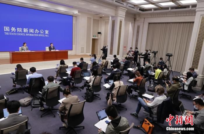 4月18日，中国国务院新闻办公室在北京举行新闻发布会，请国家统计局新闻发言人、国民经济综合统计司司长付凌晖介绍2022年一季度国民经济运行情况，并答记者问。 中新社记者 杨可佳 摄