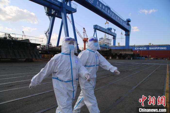 图为大连湾出入境边防检查站边防民警执勤。　张聲露 　摄