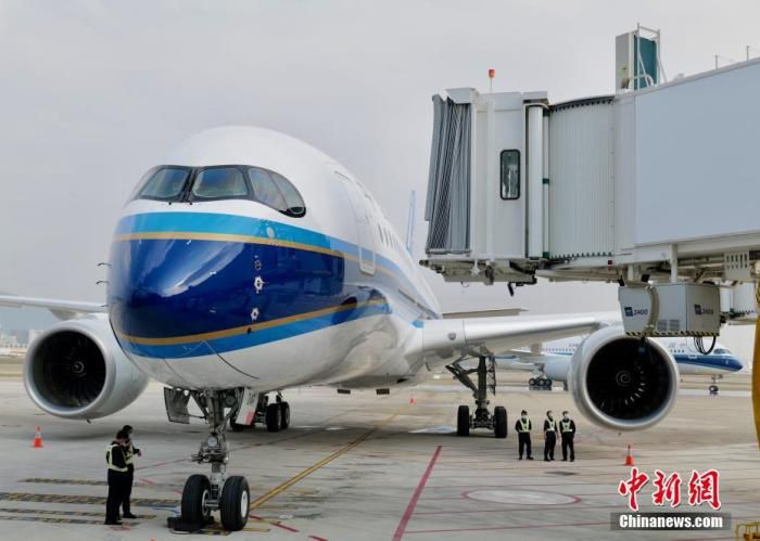 1月6日，广东省深圳市，南航两架全新大型远程宽体A350-900型客机同时落户深圳，加盟南航深圳分公司，深圳迎来目前最大空客宽体客机。图为A350-900型客机飞抵深圳宝安国际机场。 中新社记者 陈文 摄