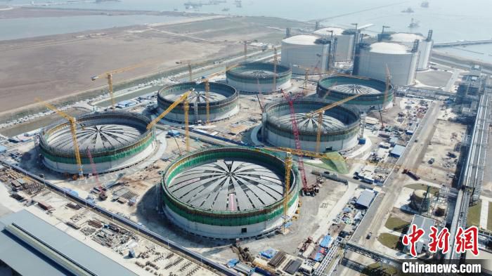 5月17日，中国海油盐城“绿能港”6座27万方储罐全部完成拱顶模块吊装。　中国海油 供图