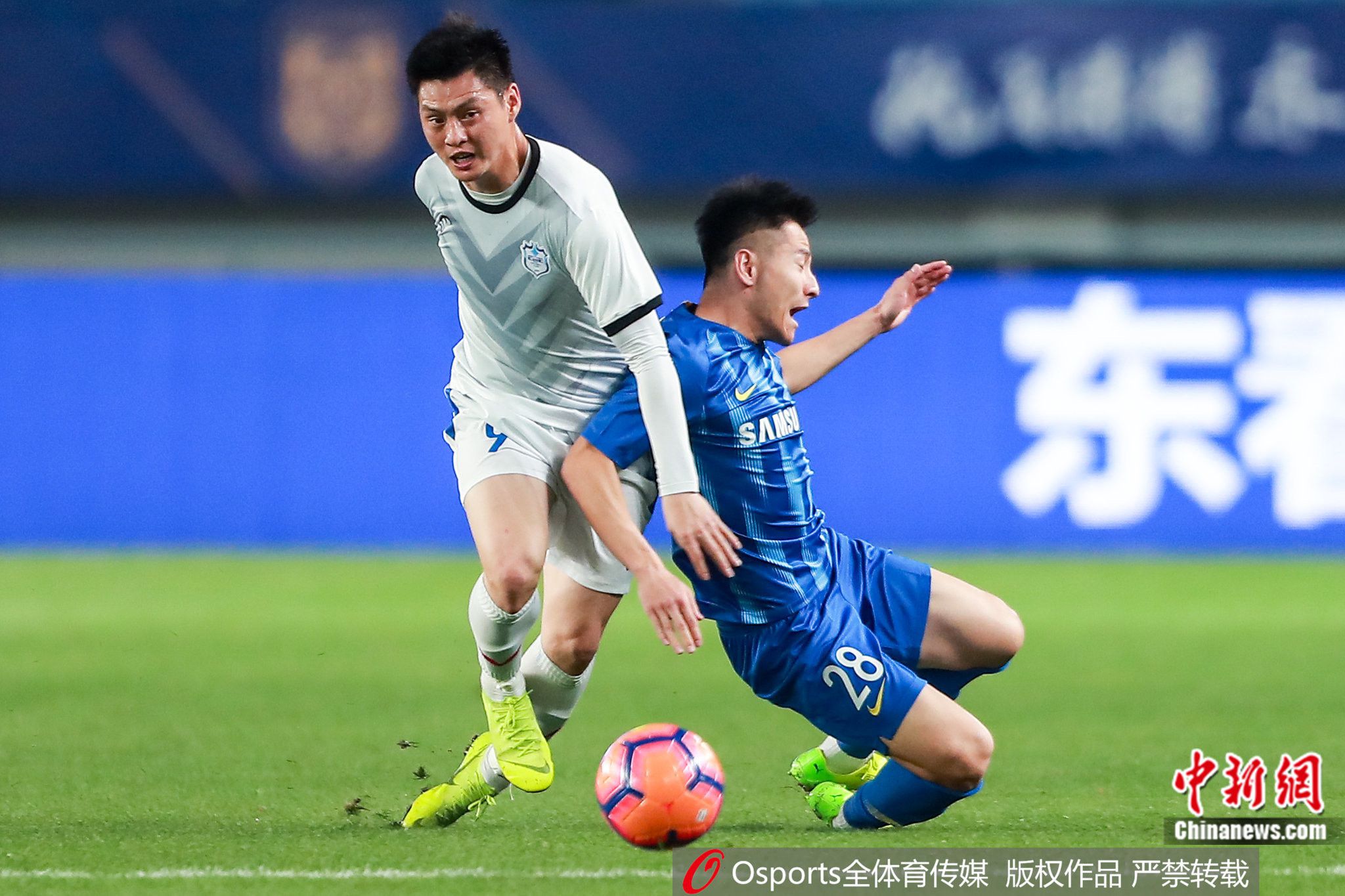 侯哲(左)在比赛中。图片来源：Osports全体育图片社。