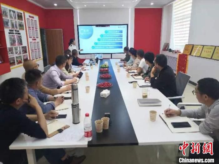 图为平凉海关深入辖区企业开展政策宣讲。　兰州海关供图