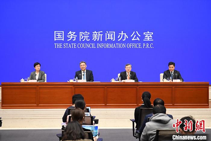 3月1日，中国国务院新闻办公室在北京举行新闻发布会，请商务部部长王文涛、商务部副部长兼国际贸易谈判副代表王受文、部长助理盛秋平介绍坚持稳字当头，推动商务高质量发展有关情况，并答记者问。 中新社记者 田雨昊 摄