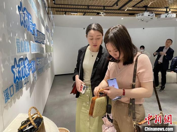 参加活动的杭州衢商代表在龙游县溪口未来社区参观。　张斌 摄