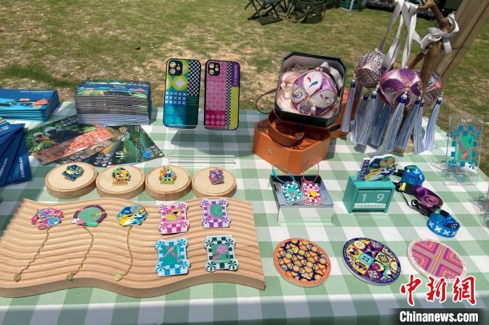 图为广西特色文创产品展示。　林洁琪 摄