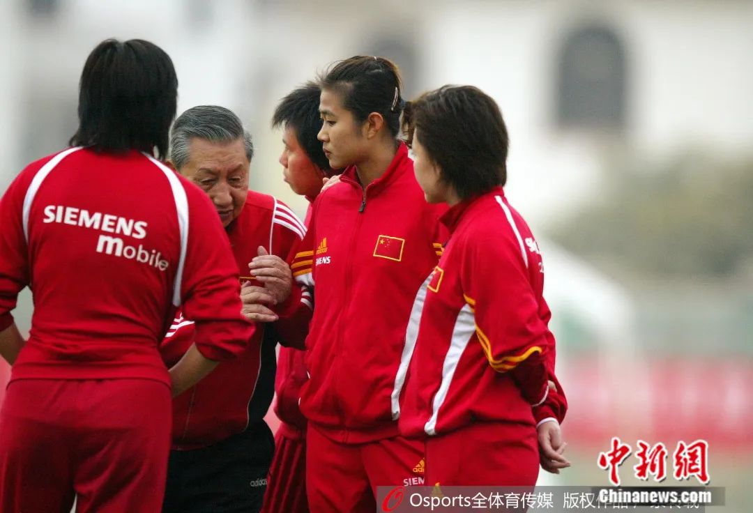资料图：陈达成与女足。图片来源：Osports全体育传媒
