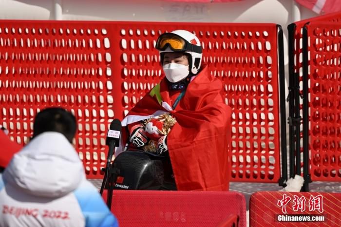 3月6日，中国选手张雯静在赛后获赛事吉祥物雪容融。当日，北京2022年冬残奥会残奥高山滑雪女子超级大回转-坐姿决赛在延庆国家高山滑雪中心举行，中国选手张雯静夺得铜牌。中新社记者 刘冉阳 摄 　