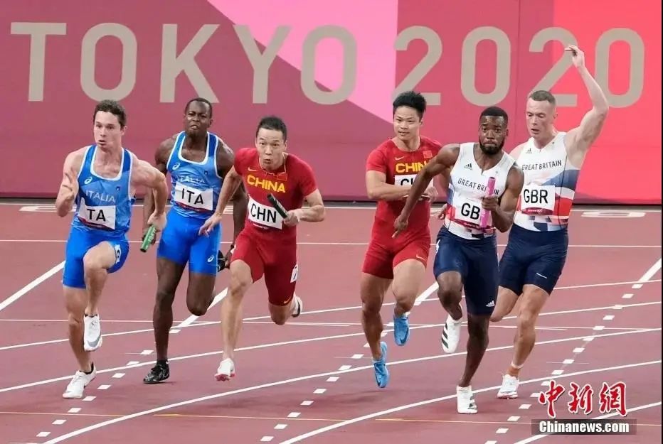 图为东京奥运会决赛中，苏炳添(右三)给吴智强(右四)交棒。 中新社记者 杜洋 摄
