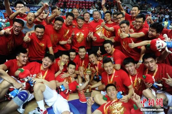 10月3日晚，在长沙举行的2015年男篮亚锦赛决赛中，中国男篮78：67战胜菲律宾队获得冠军，时隔4年重回亚洲之巅。这是中国男篮自1975年首次参加亚锦赛以来获得的第16个亚锦赛冠军。杨华峰 摄
