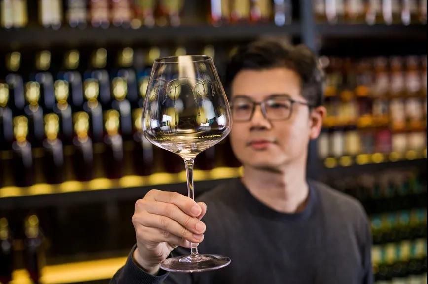 ↑用勃艮第酒杯看白酒挂杯