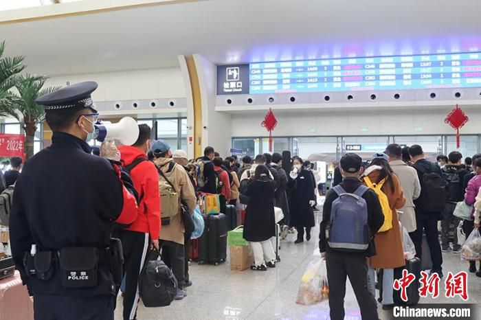 图为民警正在维护候车秩序。　开远铁路公安处供图