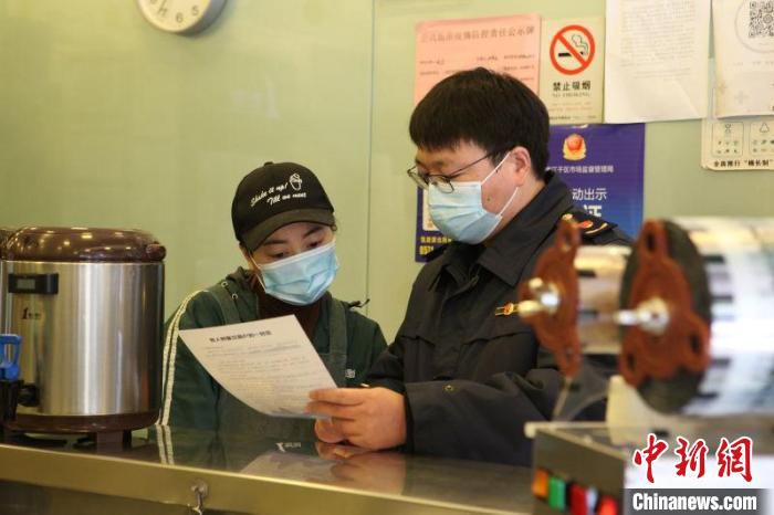 浙江市场监管部门工作人员指导外卖商家。　浙江省市场监管局 供图