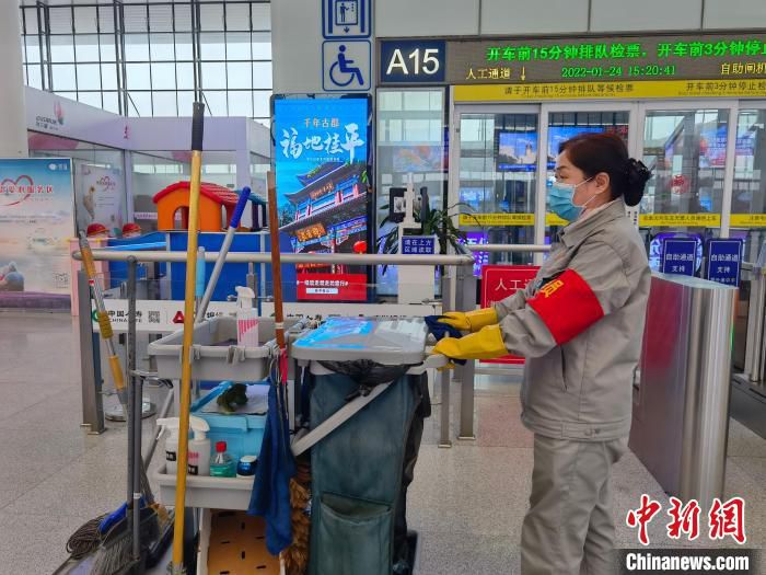 图为敖存娜推着保洁小车巡视候车区域卫生保洁情况。　杨桂莲 摄