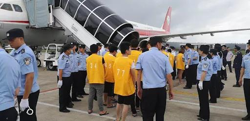 网友爆料：登机前一天，我和女友被叫去公安局接受调查