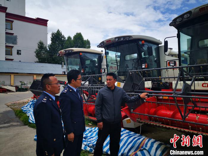 图为西藏税务工作人员到某农机公司上门了解其经营情况。西藏税务局 供图