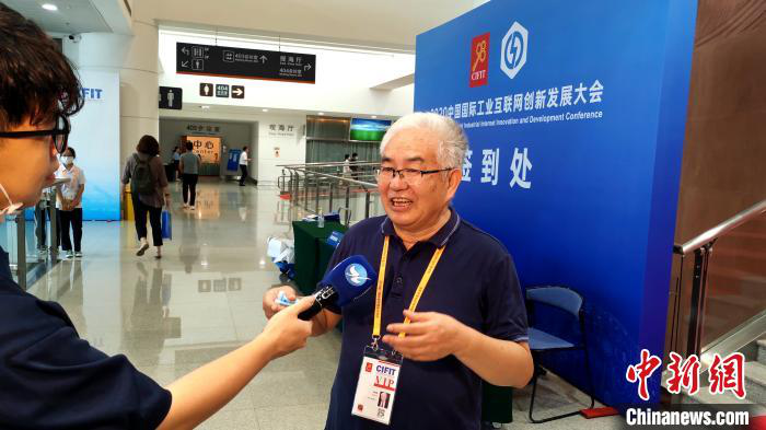 中国工程院院士、清华大学教授郑纬民接受媒体采访。　杨伏山 摄
