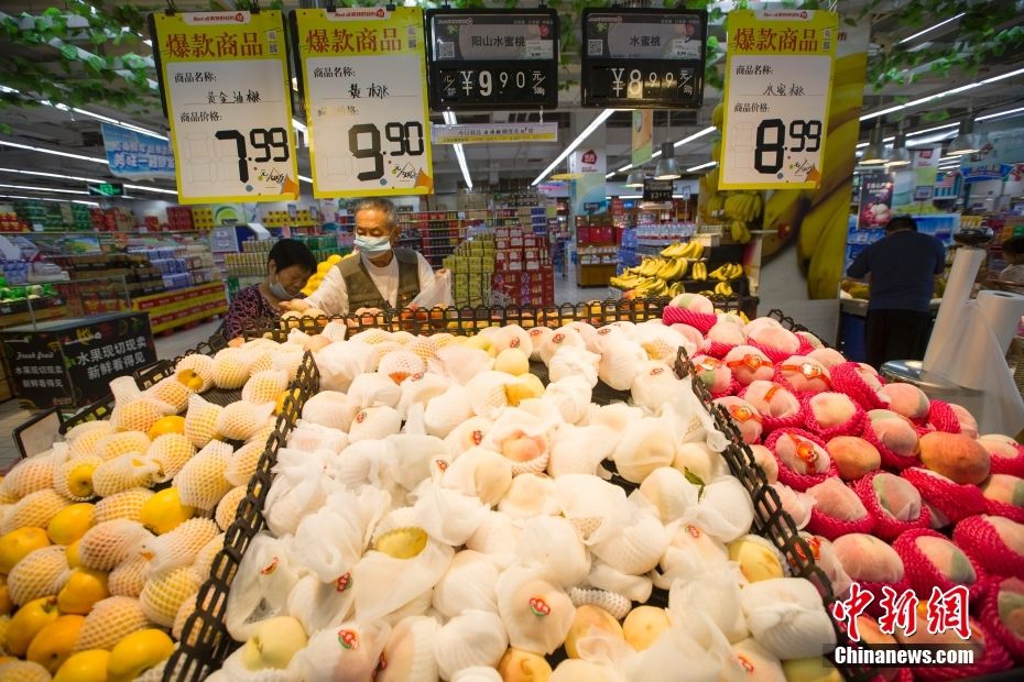 7月9日，山西太原，消费者在超市选购水果。 中新社记者 张云 摄