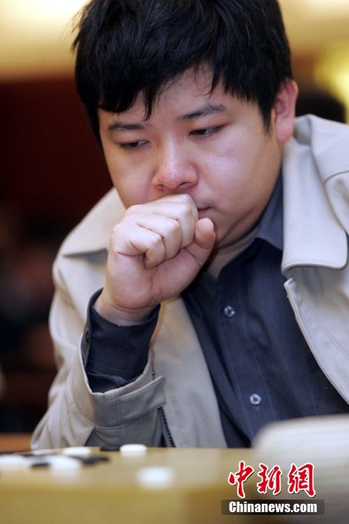资料图：在第10届三星杯世界围棋公开赛三番棋决赛中，中国罗洗河九段2:1击败韩国李昌镐九段，夺得三星杯冠军，也创造了中国棋手在世界大赛决赛中首次击败李昌镐夺冠的历史。中新社记者 武仲林 摄