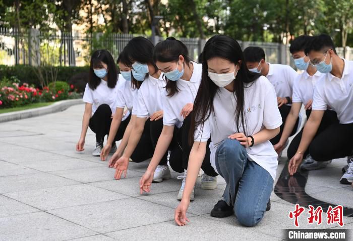 志愿者们正在户外练习礼仪课程。　安源 摄