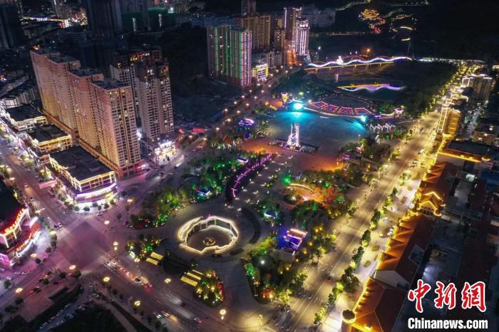航拍贵州正安吉他广场夜景。　　瞿宏伦 摄