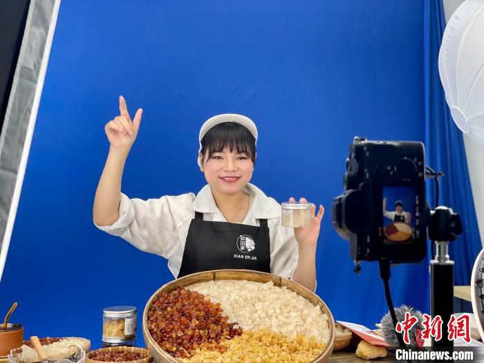 屏南主播在为食用菌产品直播带货。　吕巧琴 摄