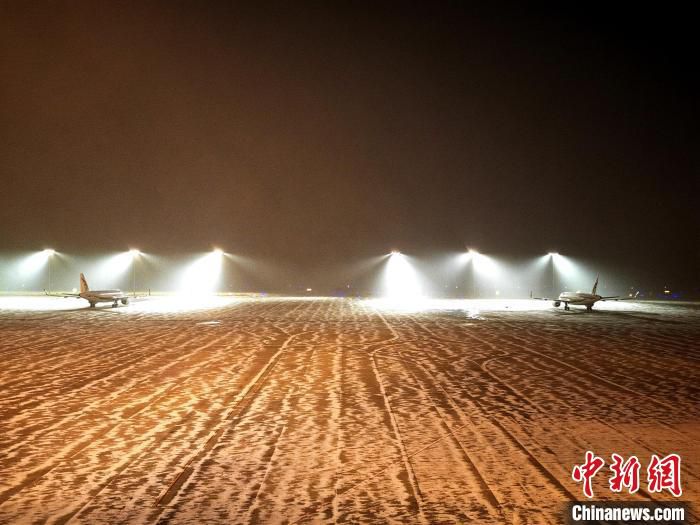 图为民航空管分局气象台进行降雪天气保障。　王婧菲 摄